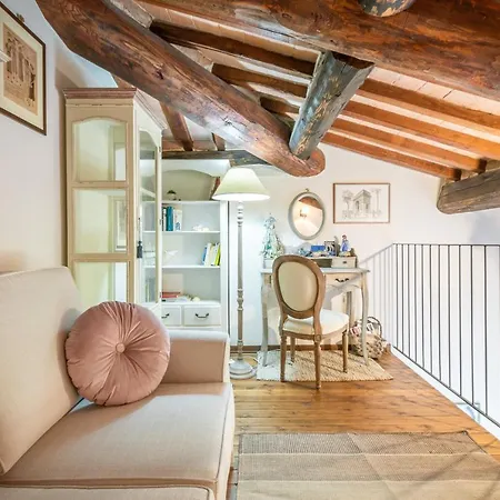 Tuscany Balcony: Crete Senesi Apartment Casetta