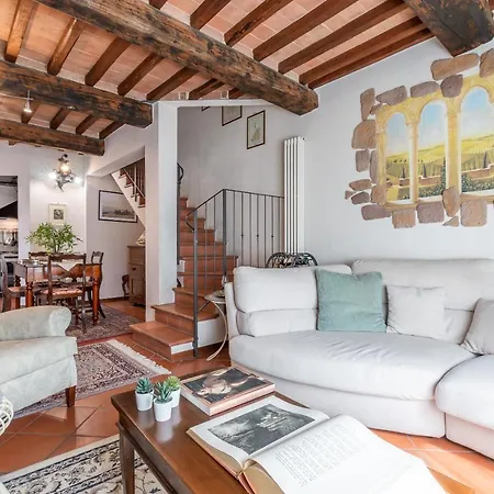 Tuscany Balcony: Crete Senesi Apartment *