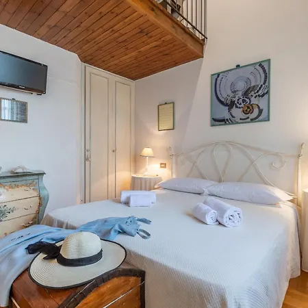 Tuscany Balcony: Crete Senesi Apartment *