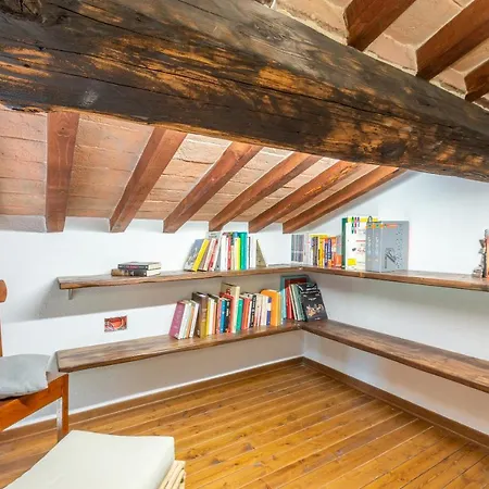 Tuscany Balcony: Crete Senesi Apartment *
