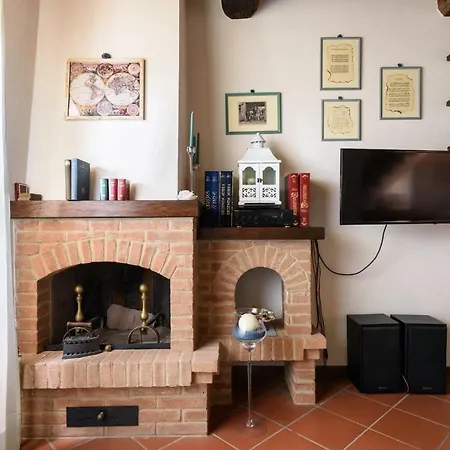 Tuscany Balcony: Crete Senesi Apartment